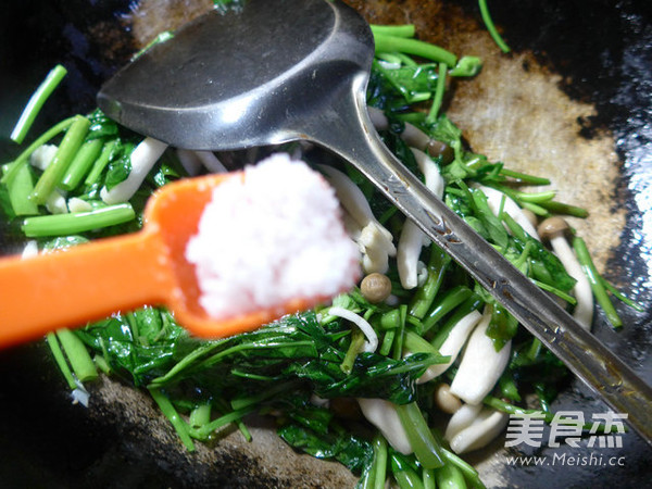 Stir-fried Water Spinach with Crab Mushrooms recipe