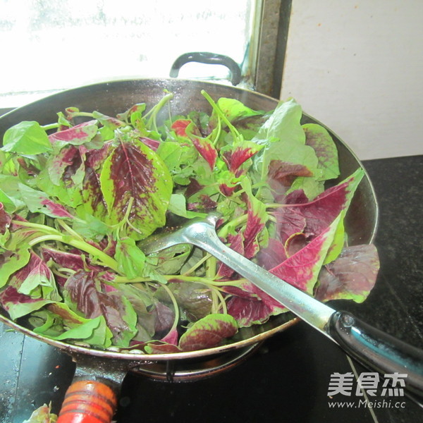 Stir-fried Amaranth with Minced Garlic recipe