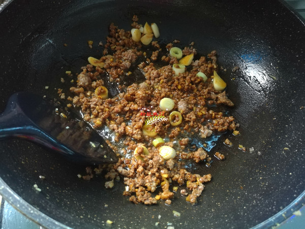 Stir-fried Garlic Sprouts with Minced Beef recipe