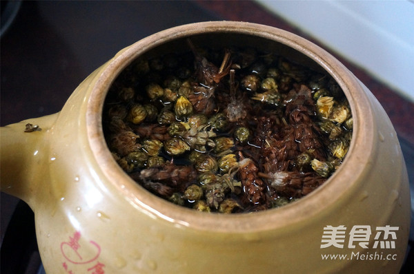 Rock Candy Prunella Chrysanthemum in Clay Pot recipe