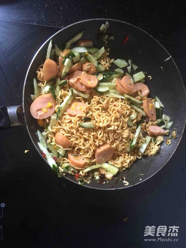 Super Delicious Quick Fried Instant Noodles recipe