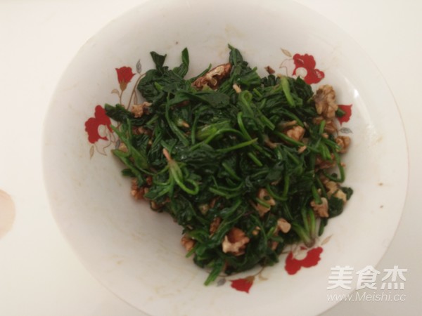 Spinach Mixed with Walnuts recipe