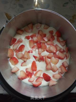 #aca烤明星大赛# Yogurt Strawberry Mousse Cake recipe