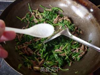 A Good Dish for Nourishing Blood ----- Stir-fried Pork Liver with Spinach recipe