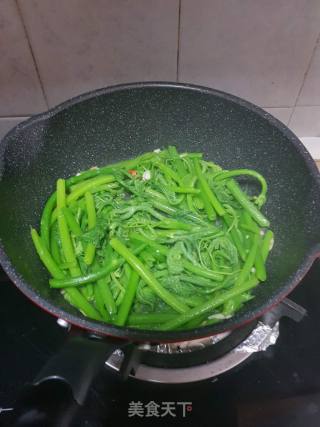 Stir-fried Melon Seedlings with Garlic recipe