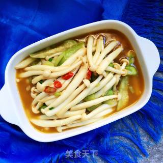 Stir-fried Loofah with White Jade Mushroom recipe