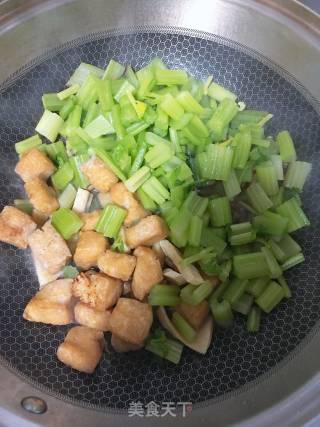 Fried Tofu with Celery recipe