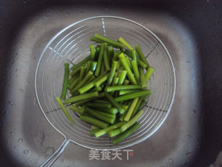 Stir-fried Potato Chips with Garlic Stalks recipe