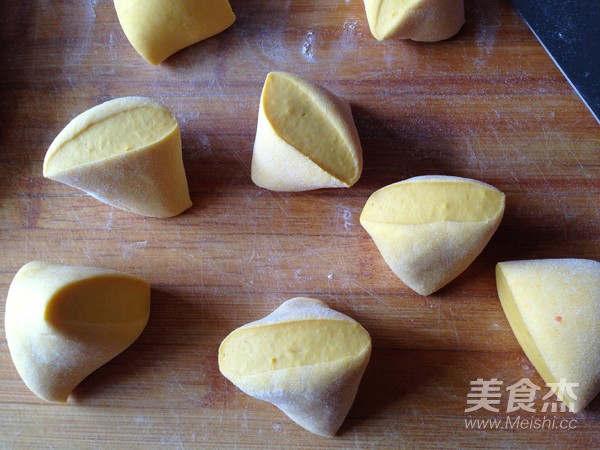 Little Yellow Man Lotus Paste Bun recipe