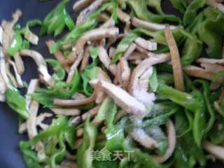 Stir-fried Dried Seeds with Green Pepper recipe