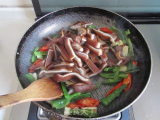 Stir-fried Pork Ears with Green Peppers recipe