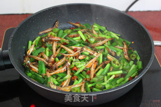 Stir-fried Dried River Fish with Leeks recipe