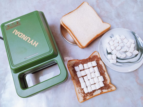 Marshmallow Toast with Chocolate Sauce recipe