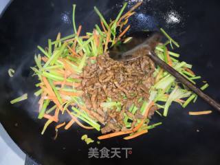 Stir-fried Shredded Pork with Cilantro and Carrots recipe