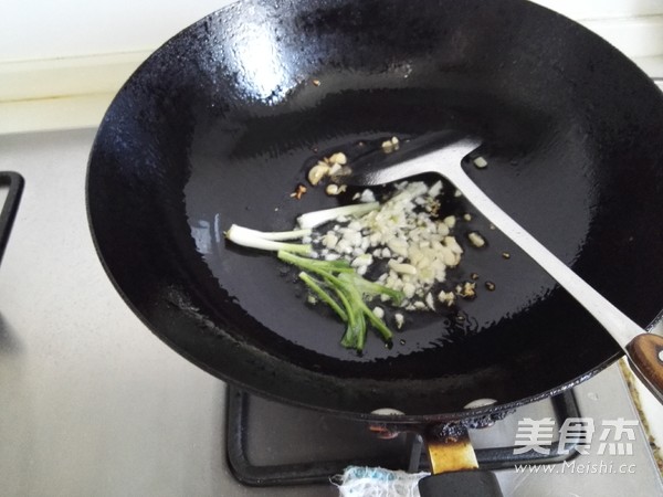Stir-fried Double Mushroom with Green Pepper recipe