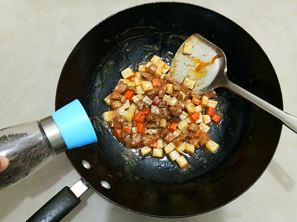 Stir-fried Rice Cake with Black Pepper Meat recipe