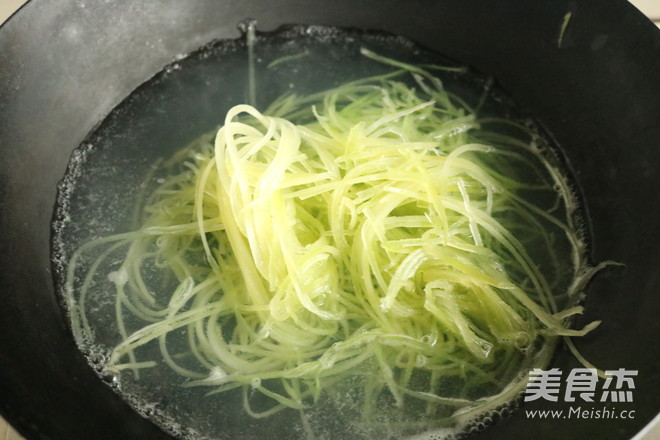 Shredded Lettuce Salad with Scallions recipe