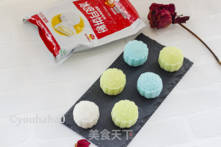 Colorful Snowy Moon Cakes recipe