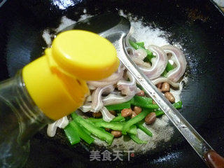 Fried Pork Ears with Peanuts and Light Pepper recipe