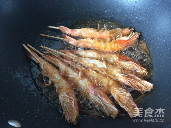 Braised Prawns with Bamboo Skewers in Oil recipe