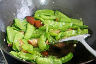 Fried Red Sausage with Snow Peas recipe