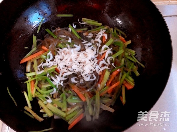 Celery Stir-fried Noodles recipe