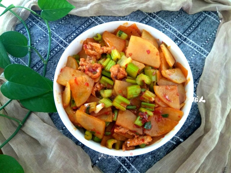 Stir-fried Pork with Celery and Potatoes recipe