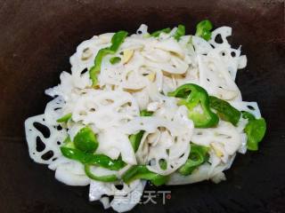 Fried Lotus Root Slices with Green Pepper recipe