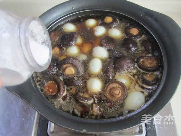 Braised Pork Ribs with Mushroom and Quail Egg recipe