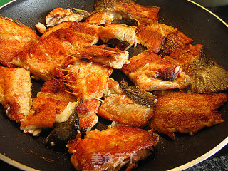 Pan-fried Salmon Bone with Basil recipe