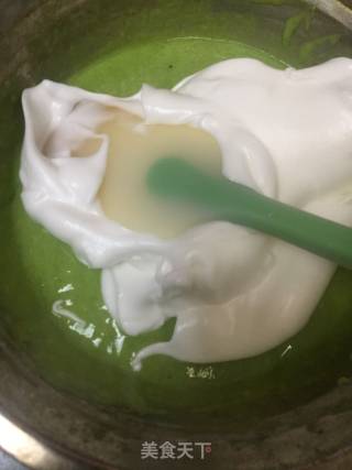 Chiffon Cake with Spinach Sauce recipe