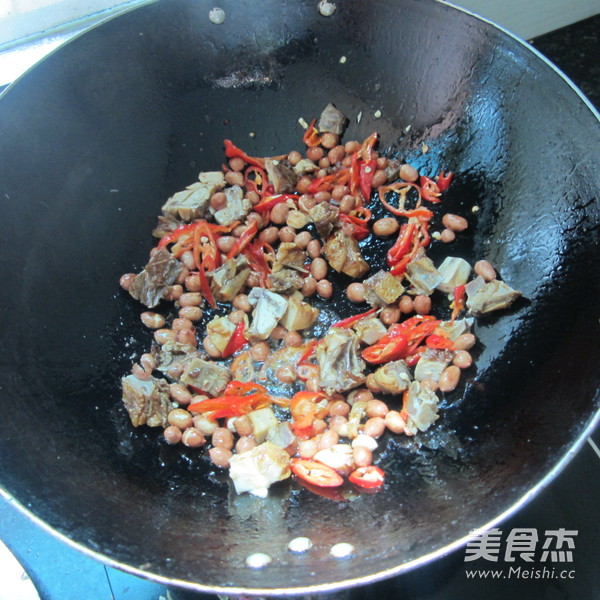 Stir-fried Cured Chicken with Peanuts and Rice recipe