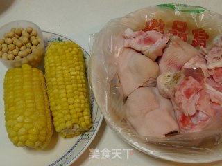 The More You Drink, The More Beautiful Winter Soup Pot----soybean Corn Hoof Soup recipe