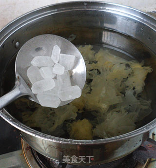 Stewed Water Chestnut Pear with Tremella recipe