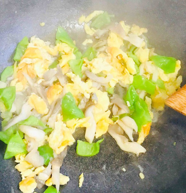 Scrambled Eggs with Green Pepper and Mushroom recipe