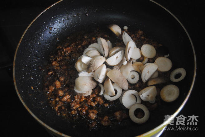 Shacha Straw Mushroom Meat Sauce Noodle recipe