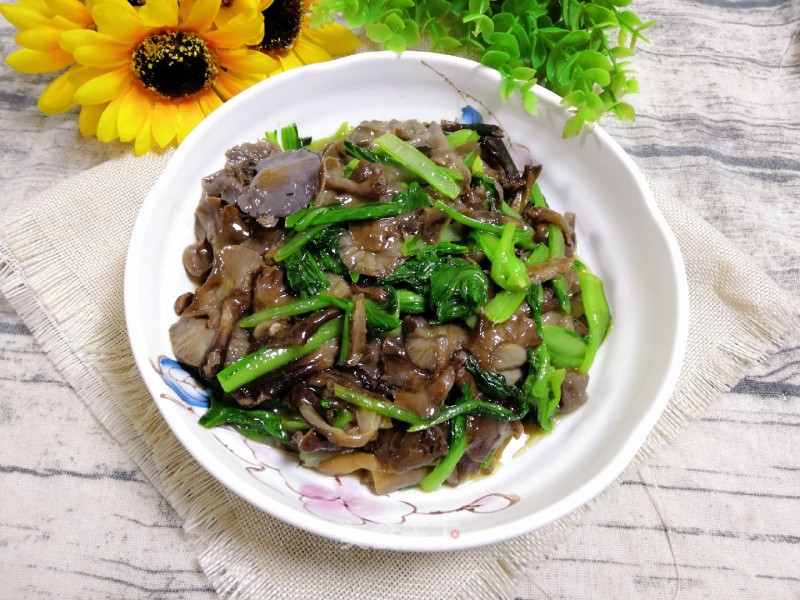 Hazel Mushroom and Chinese Cabbage in Oyster Sauce