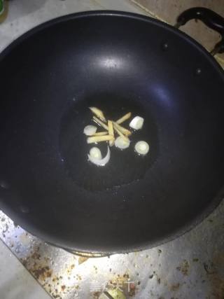 Stir-fried Sausage with Garlic recipe