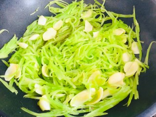 Rely on It to Moisturize The Lungs in Autumn. Stir-fried Lily with Lettuce, Refreshing and Easy to Use recipe