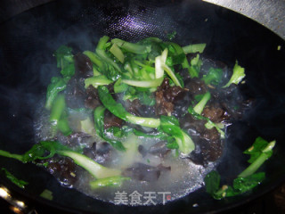 Refreshing and Beautifying Fungus Fried Rapeseed recipe