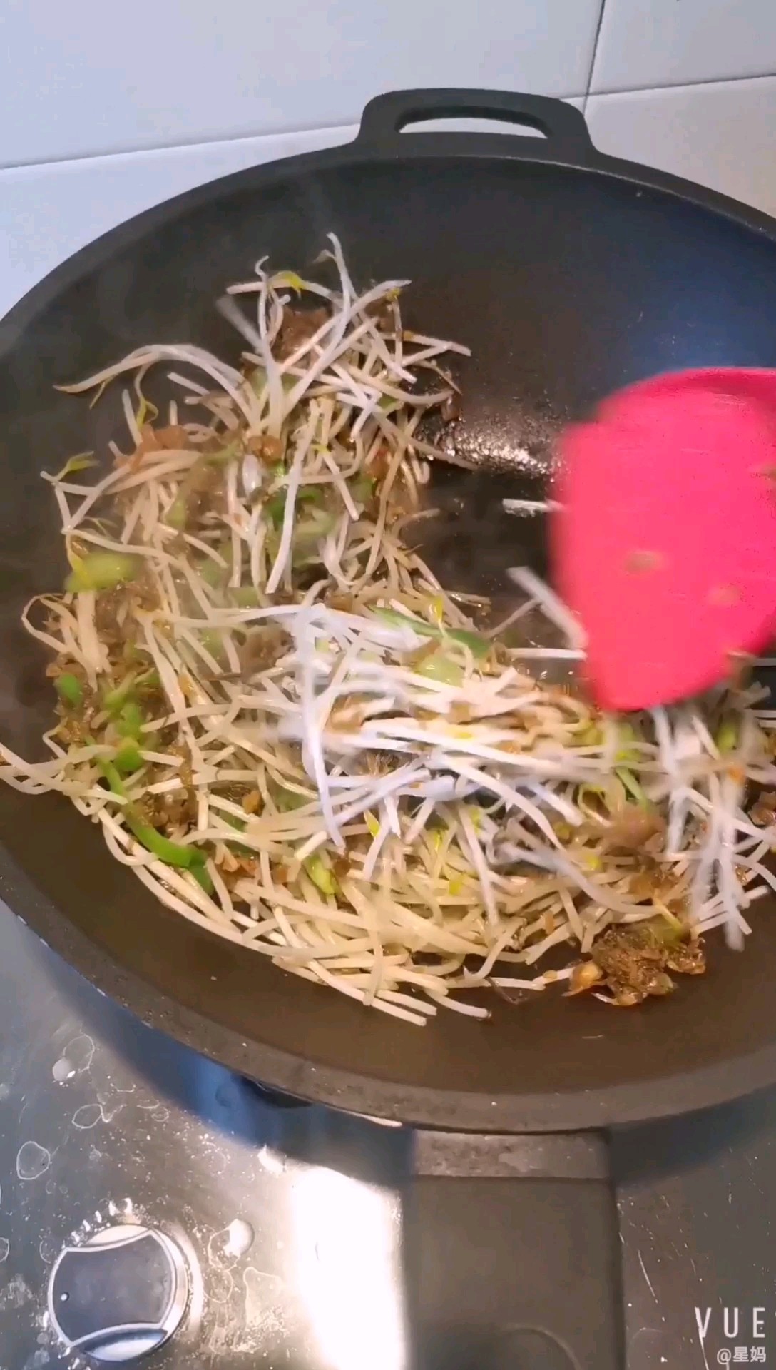 Stir-fried Bean Sprouts with Pickles recipe