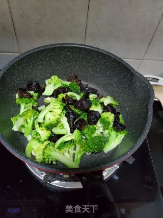 Stir-fried Black Fungus with Broccoli recipe