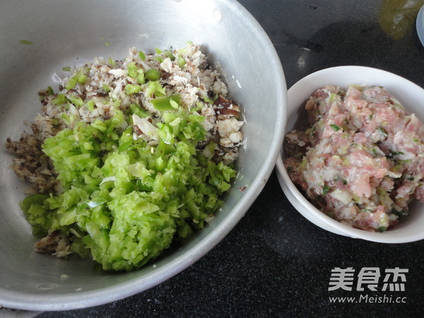 Pork Pot Stickers with Mushrooms and Green Peppers recipe