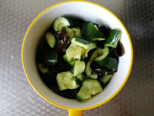 Garlic and Cucumber Mixed with Fungus recipe