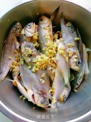 Braised Small Yellow Croaker with Black Bean Sauce recipe