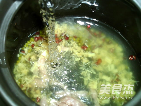 Lean Meat Soup with Red Mung Beans and Scallops recipe