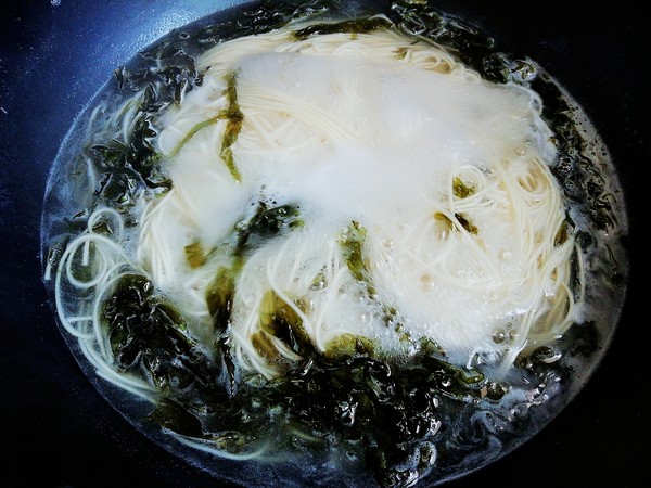 Seaweed and Egg Noodle Soup recipe