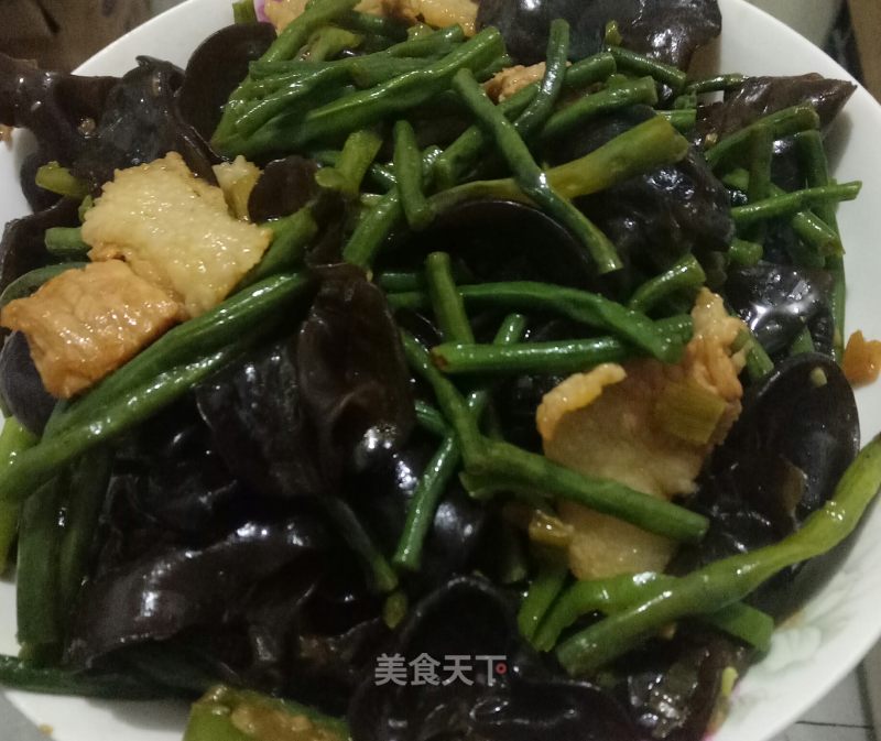 Stir-fried Cowpea Fungus with Meat recipe