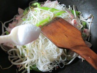 Stir-fried Rice Noodles with Green Pepper Shrimp Balls and Mung Bean Sprout Balls recipe