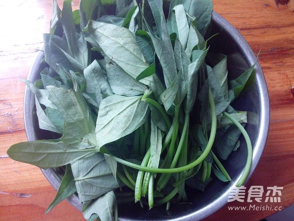 Stir-fried Lean Pork with Sweet Potato Leaves recipe